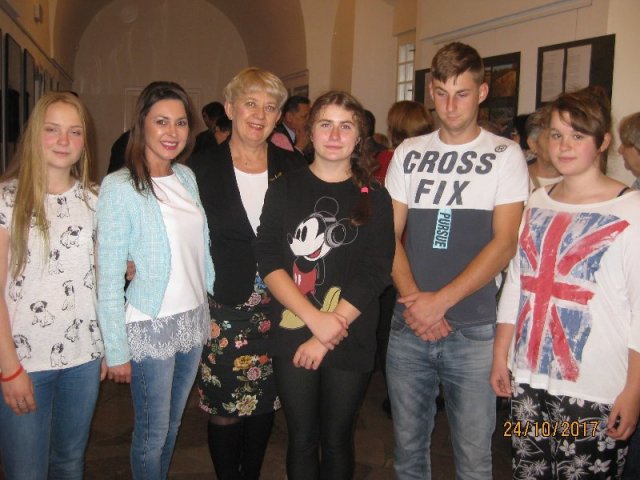 Wychowankowie Internatu  na wystawie fotografii ,, Wodny Dół”